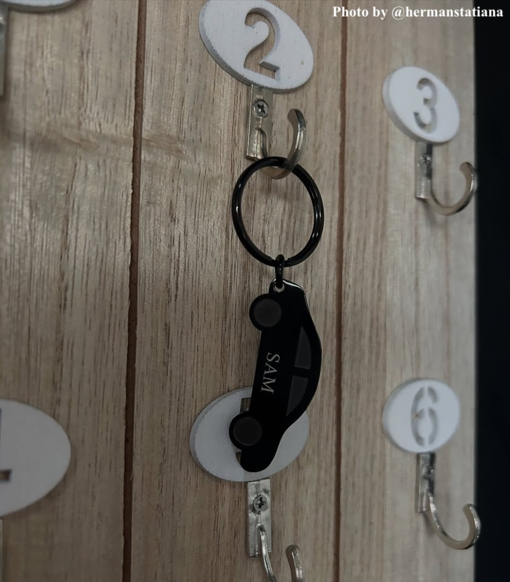 Influencer met de zwarte graveerbare auto sleutelhanger.