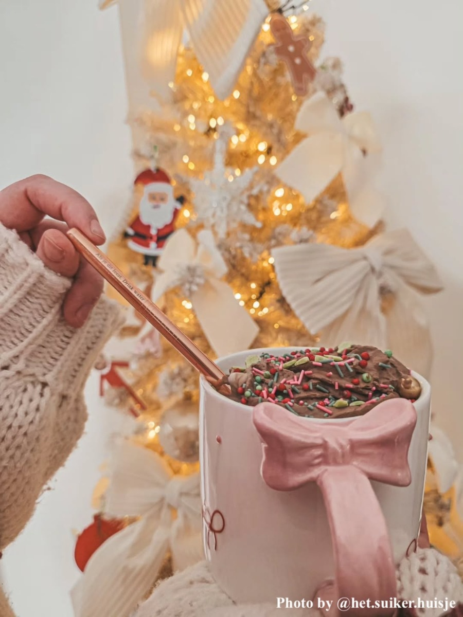 Influencer graveerbaar rietje rose goud ''als je dit leest drink water'', in een kerst mok