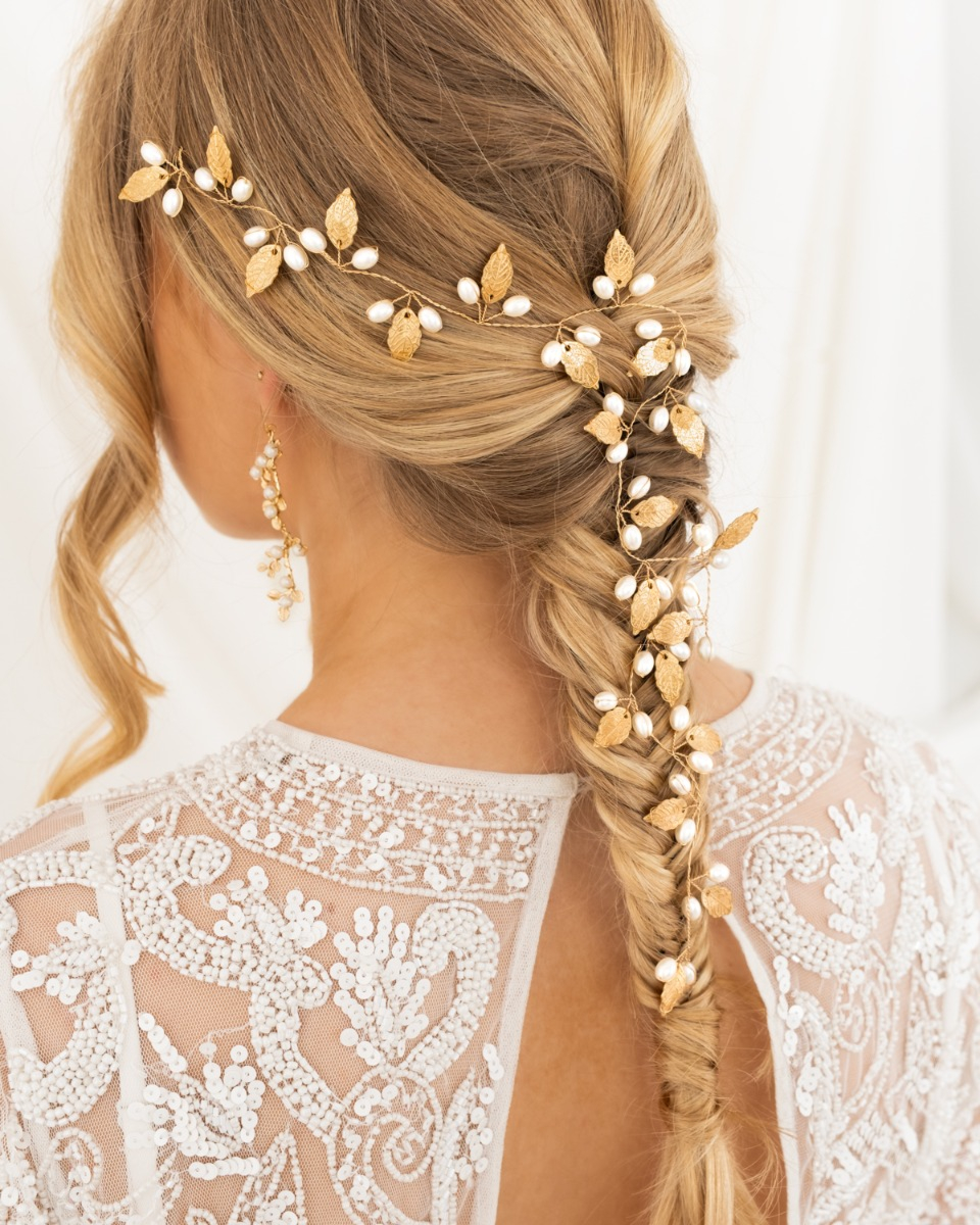 Haarsieraad boho pearls bij model