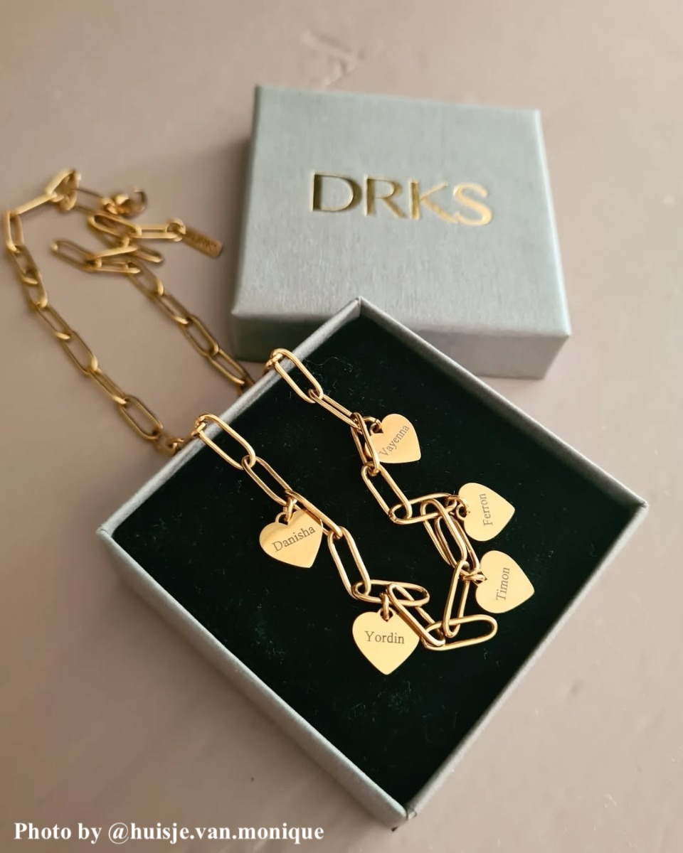 Influencer met hartjes ketting met gravering