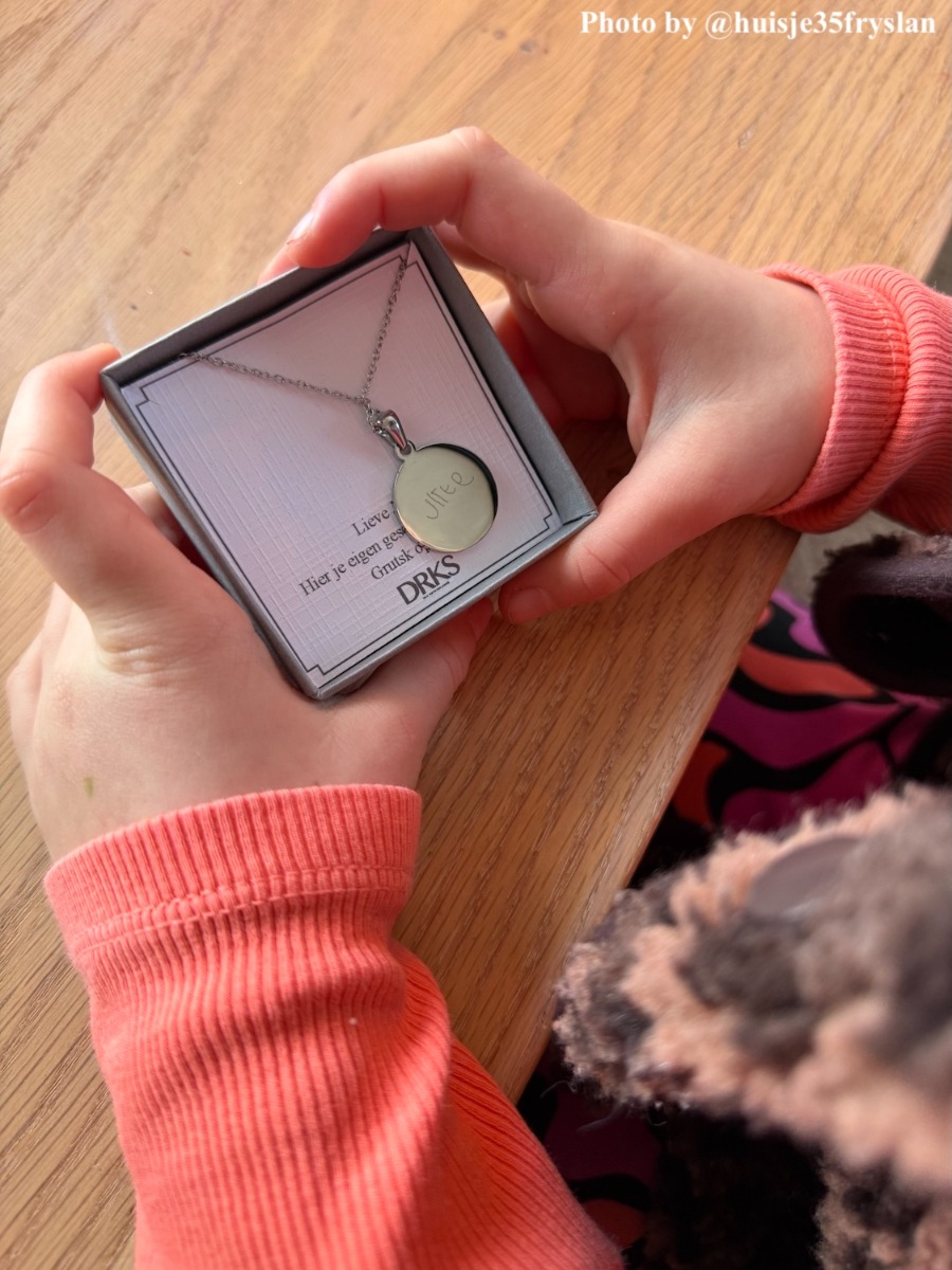 Influencer heeft ketting met handschrift zilver vast