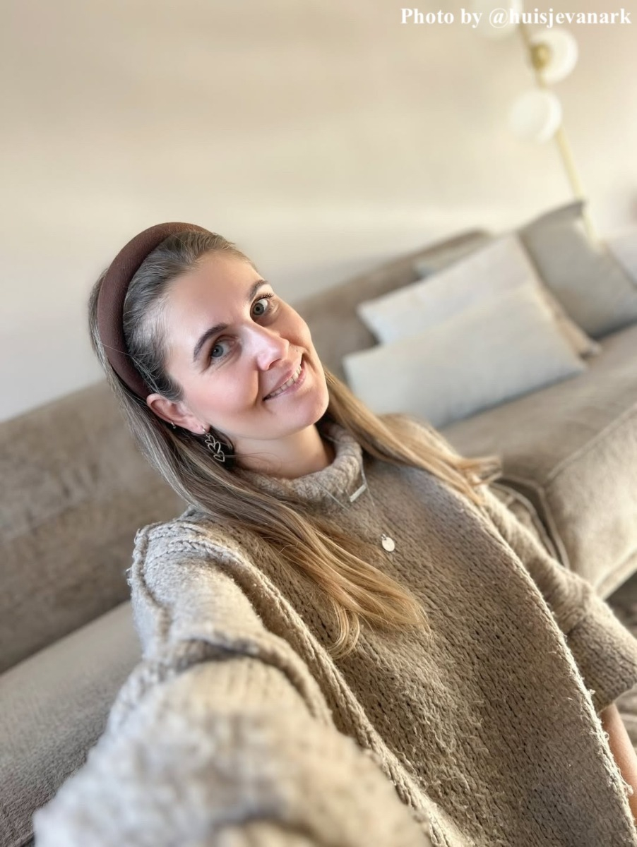 Influencer met hartjes oorbellen 