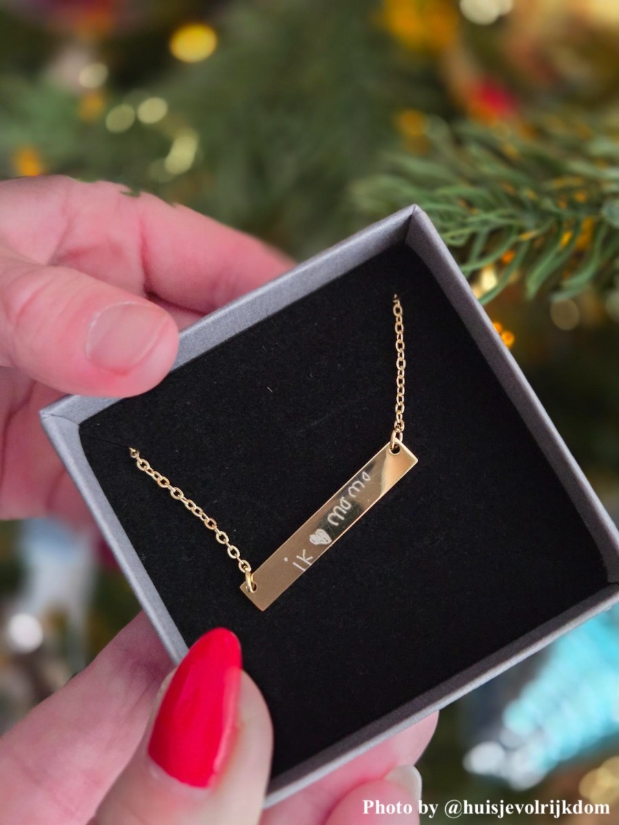 i <3 mama gegraveerd in de armband, foto van een influencer