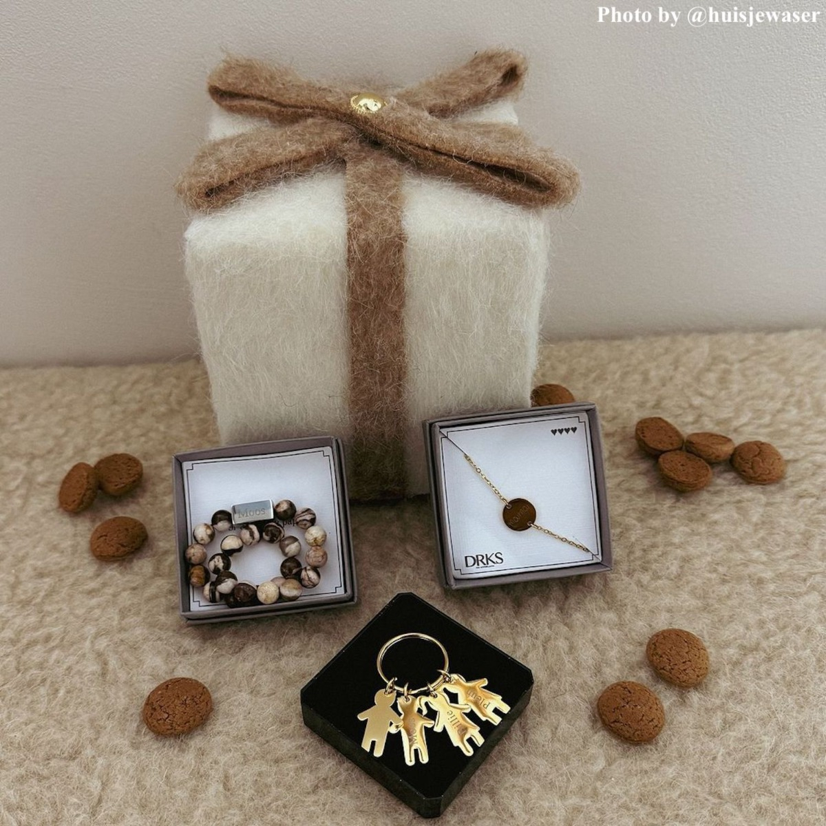 influencer met gouden sleutelhanger