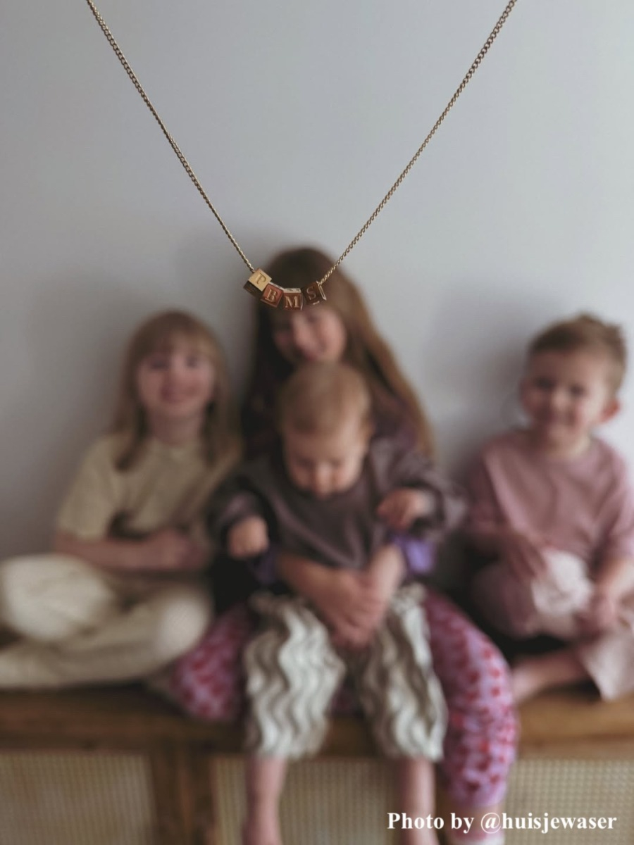 Influencer met initial ketting
