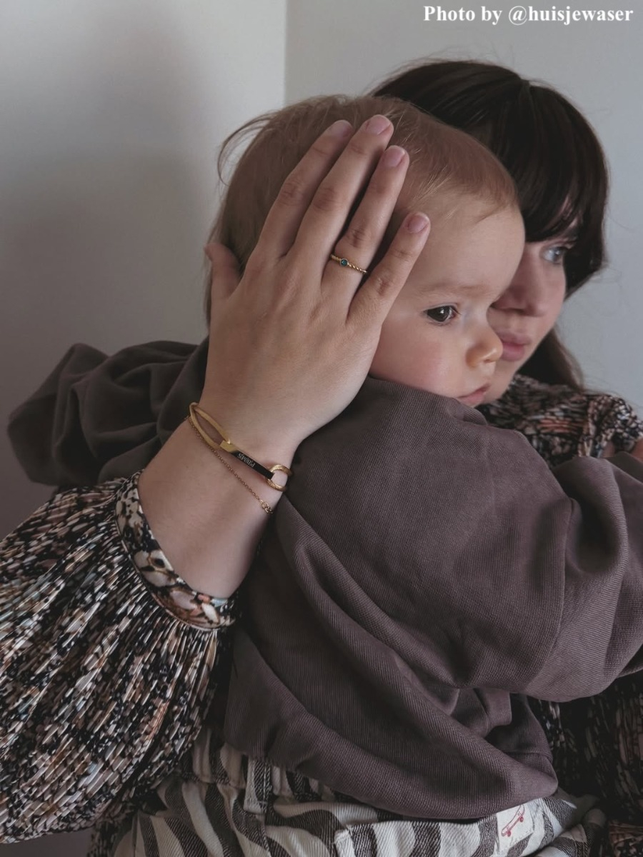Influencer draagt gouden ring met geboortesteen