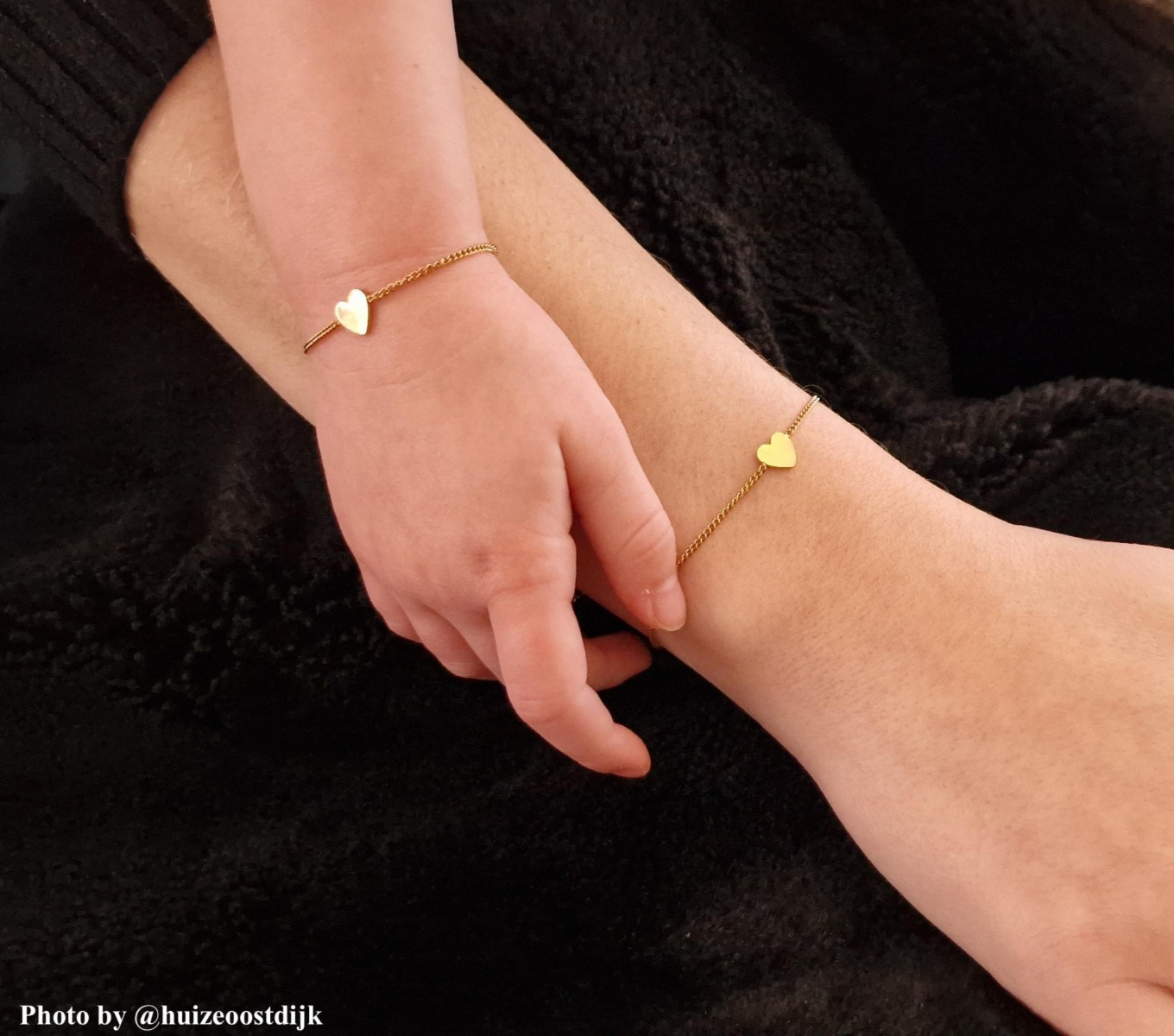 Moeder en dochter met gouden hartjes armband
