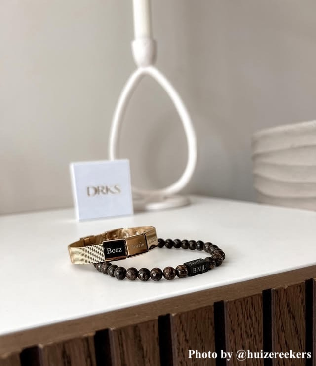 Influencer met de graveerbare mesh armband.