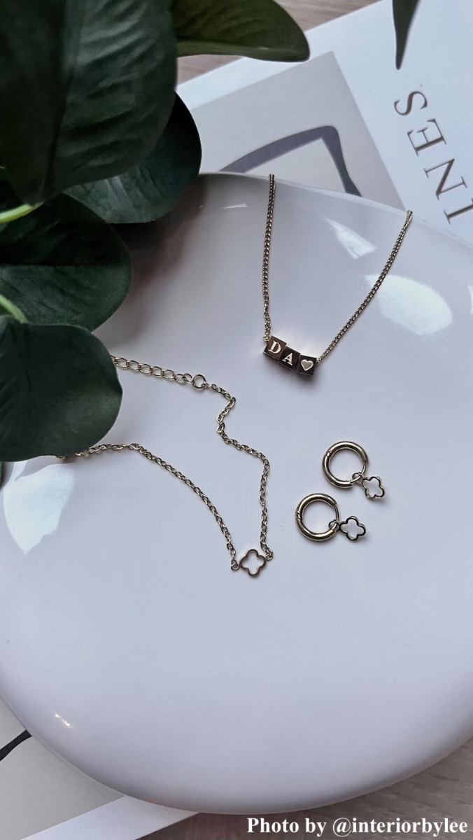 Influencer met de letter ketting initial cubes.