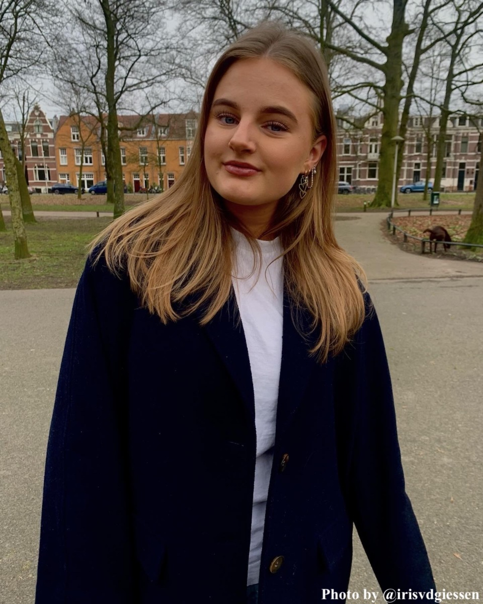 Influencer met triple heart oorbellen
