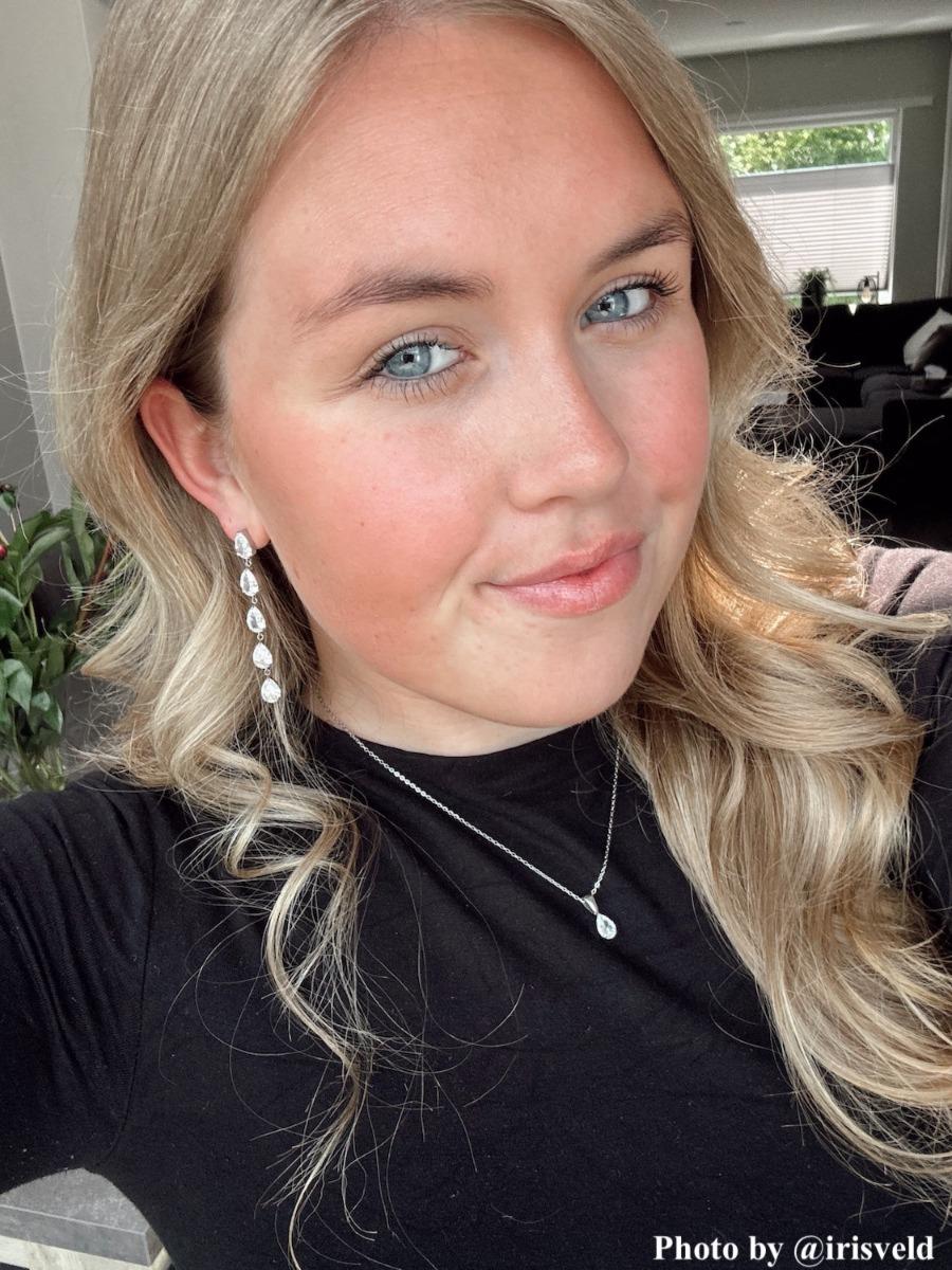 Influencer met crystal druppel oorbel.