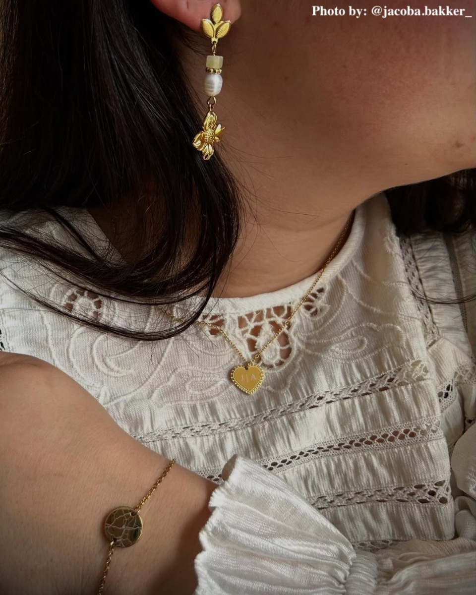 Influencer met where we met armband.