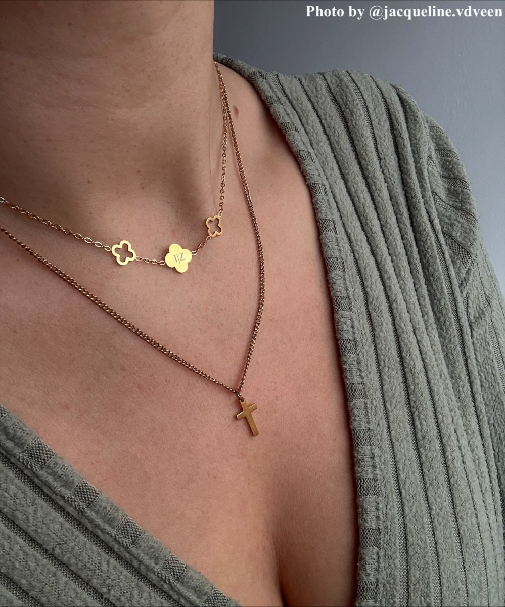 Influencer draagt gouden ketting met kruisje
