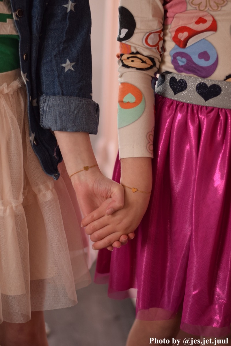Influencer met de moeder dochter armbandjes.