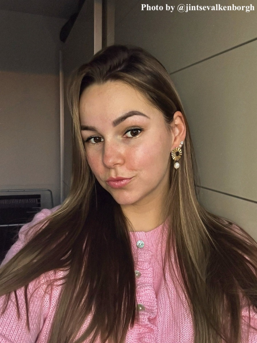 influencer draagt gouden oorbellen