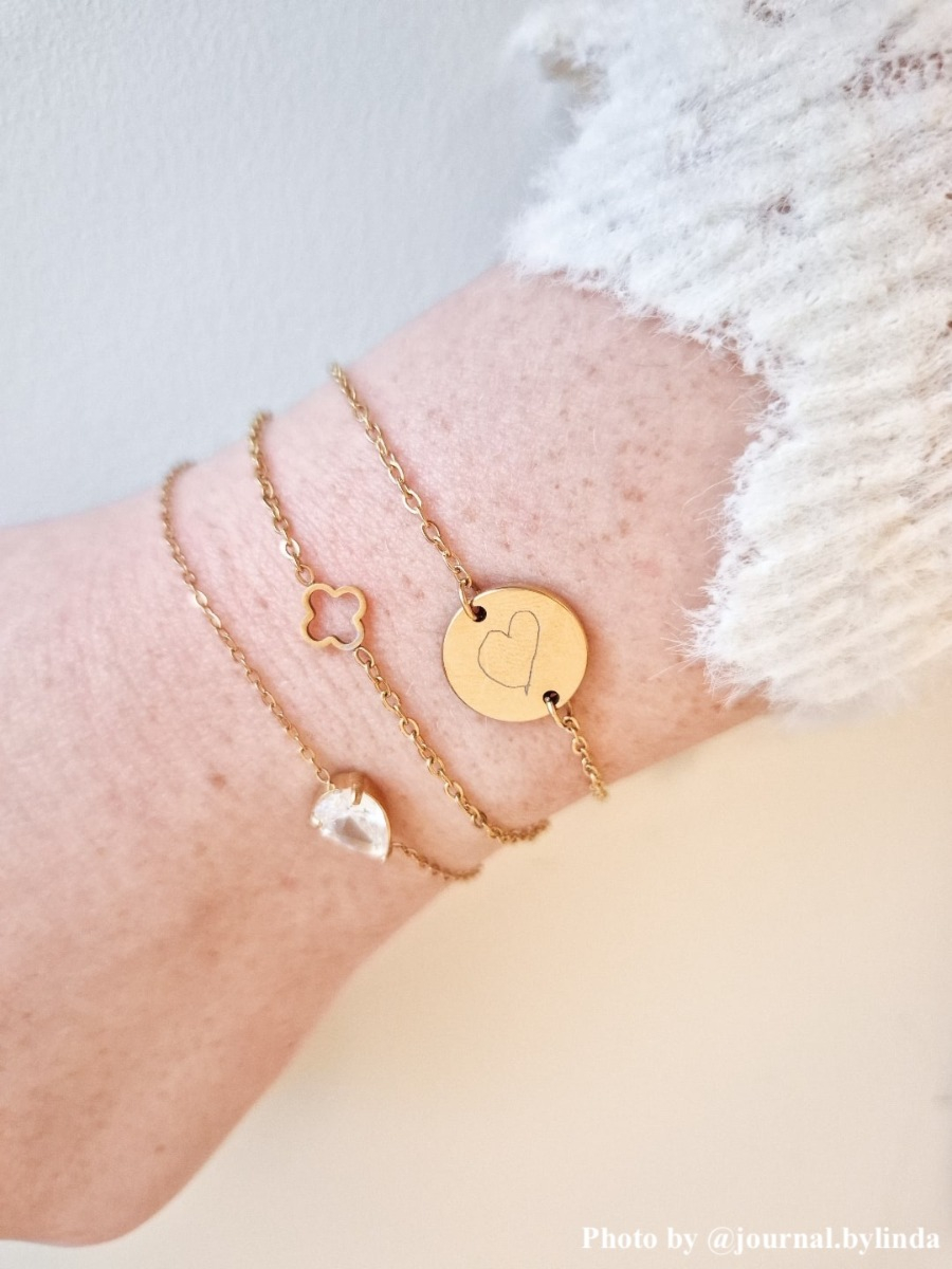 Influencer draagt armparty met tekening armband