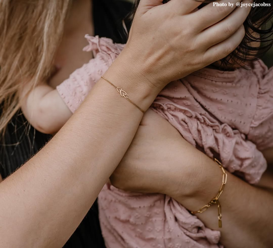 Influencer met triple heart armband