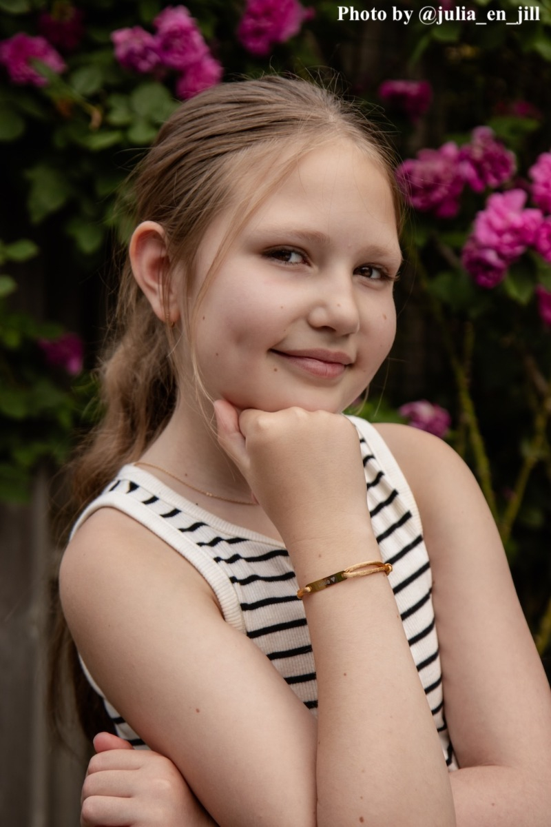 Kindje met DRKS armband
