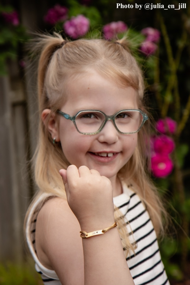 Kindje met DRKS armbandje