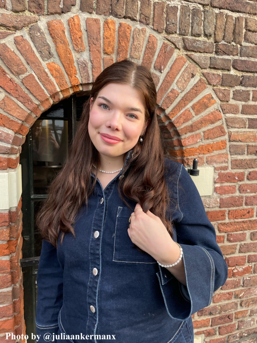 Influencer met parelarmband.