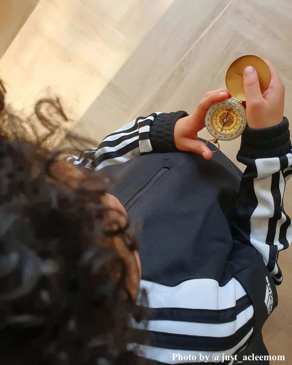 Influencer kindje met gouden kompas