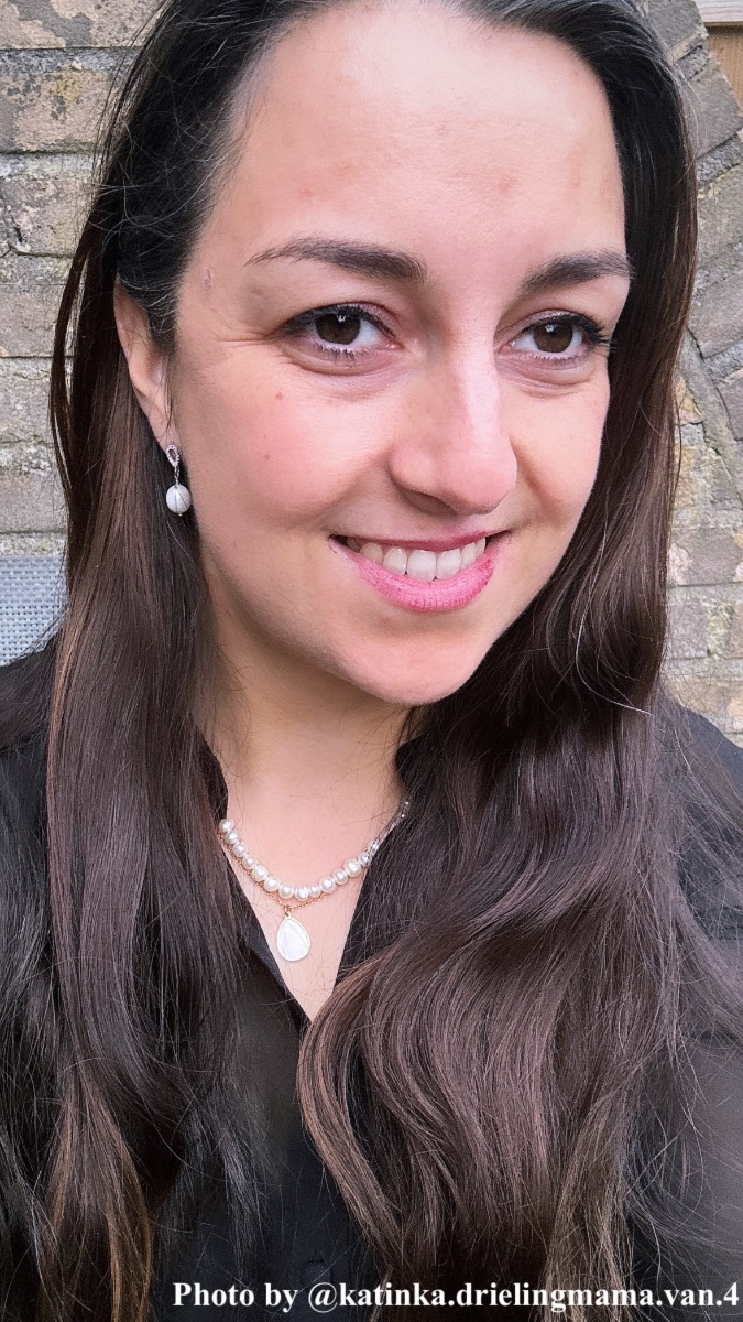 Influencer met parelketting en oorbellen & wit/gouden ketting