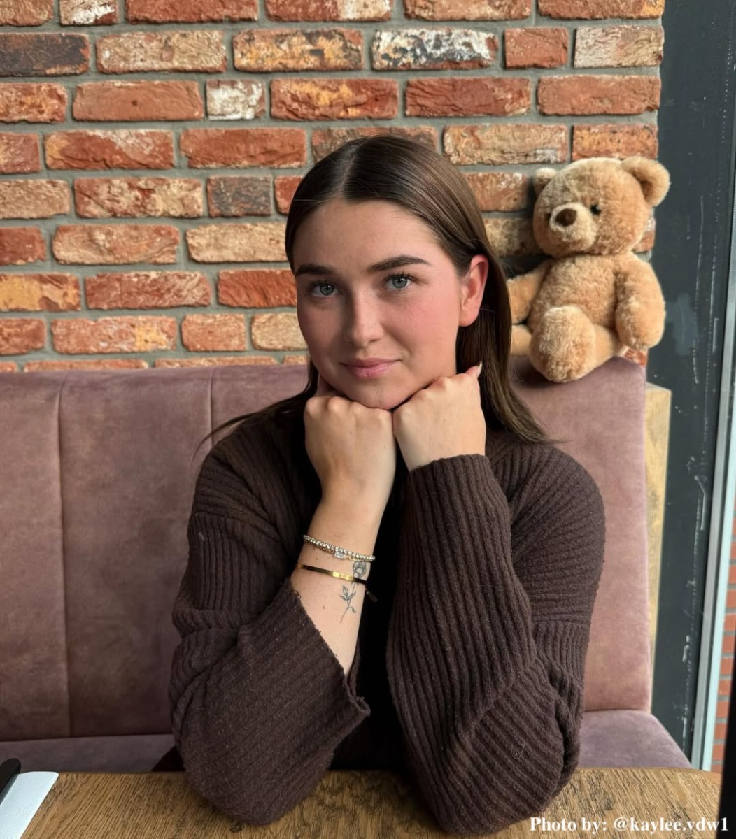 Influencer met gouden armbanden