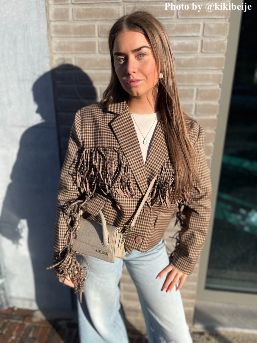 Influencer draagt ketting met steen
