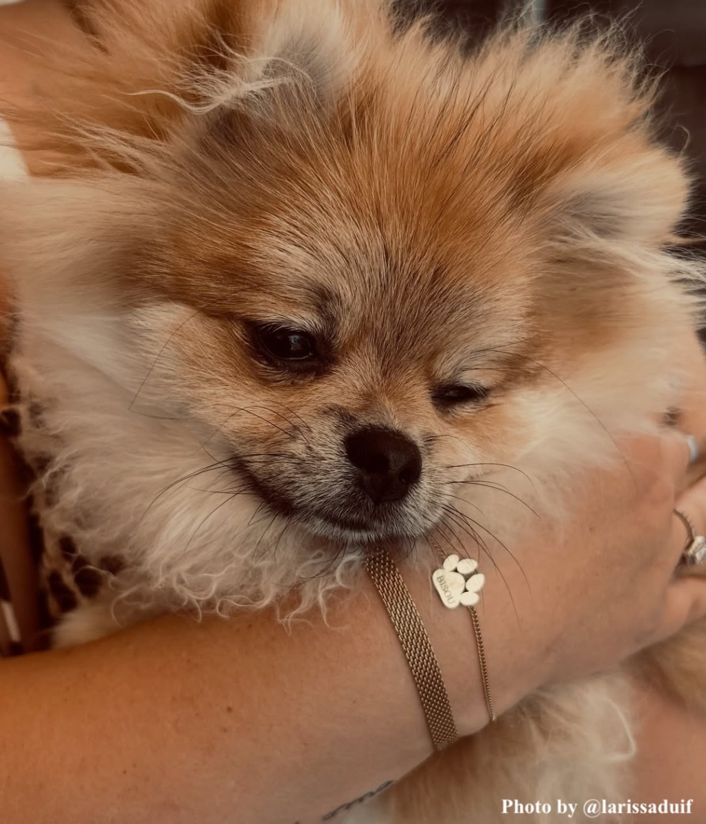 Influencer met armbanden