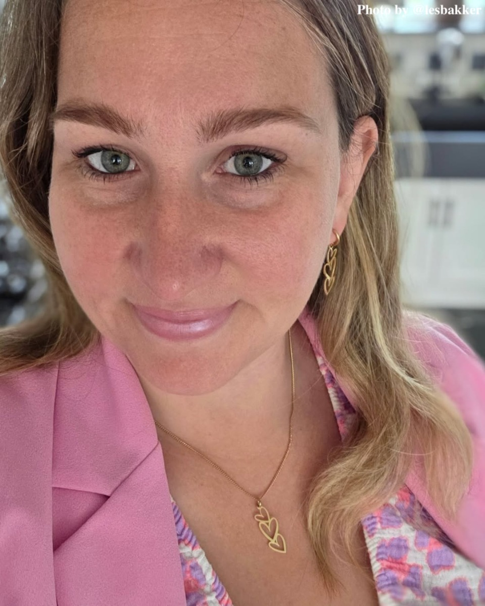 Influencer met triple heart
