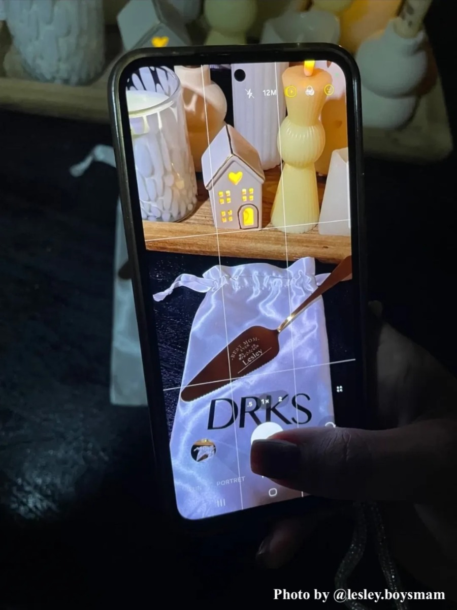 influencer taartschep foto met telefoon