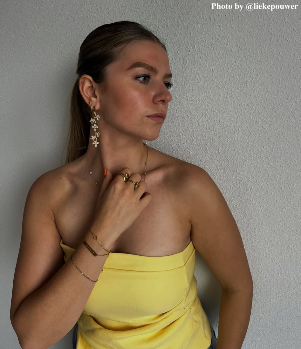 Influencer met DRKS oorbellen