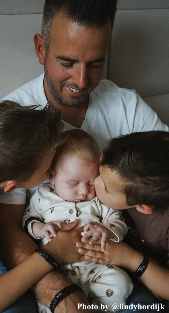 Influencer met kinderen en mannen armbanden