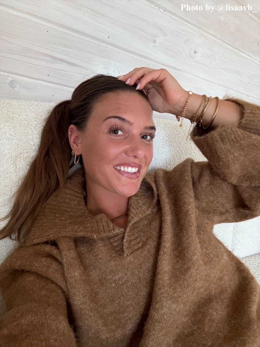 influencer draagt tennis oorbellen