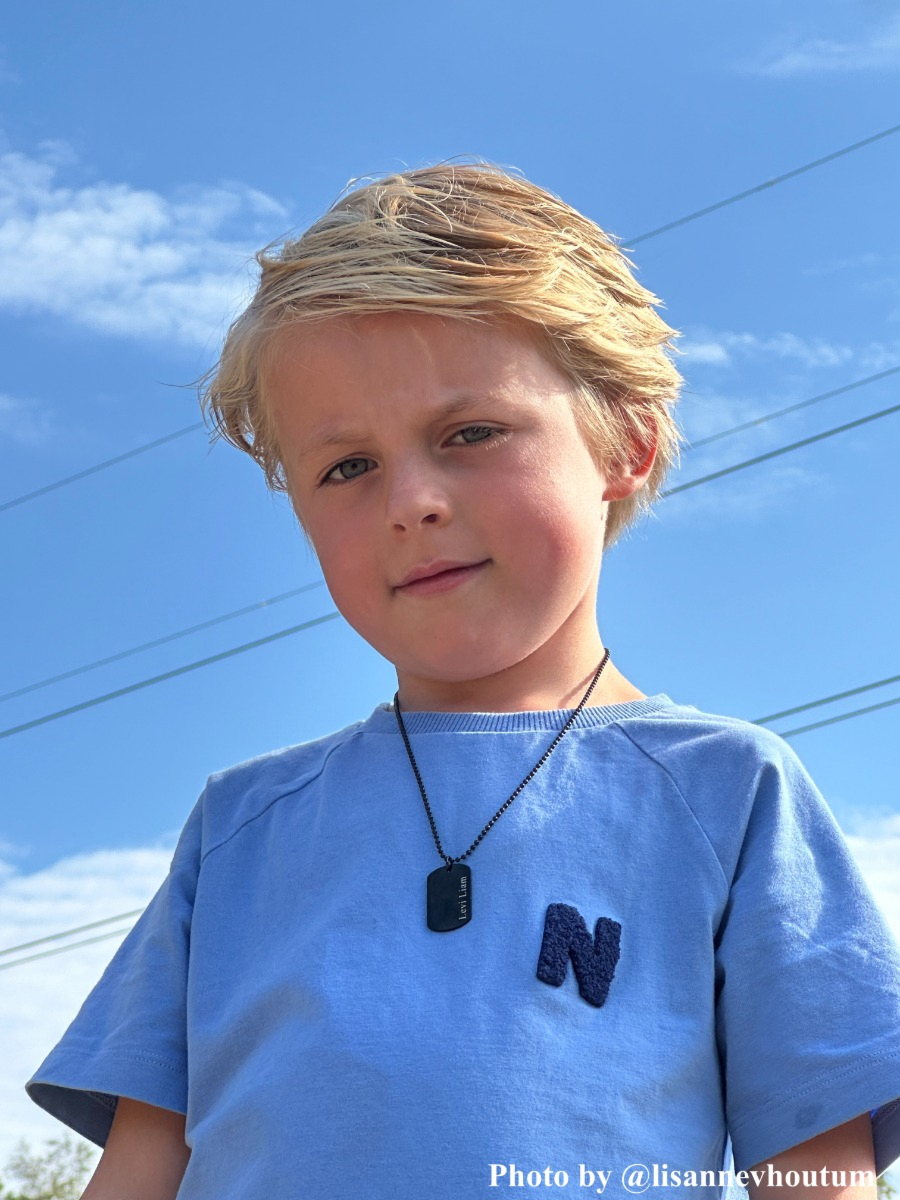 Influencer kids met zwarte dog tag ketting