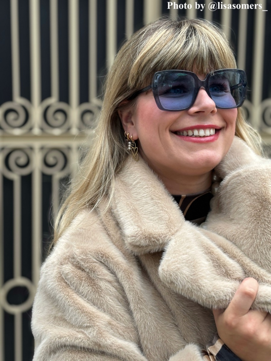 influencer draagt gouden oorringetjes met hartjes
