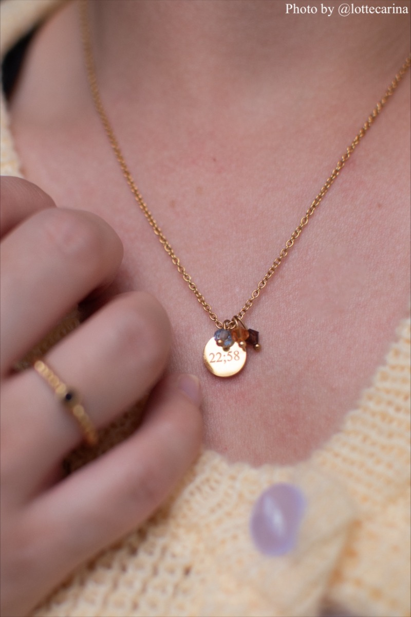 Influencer met birthstone ketting en gegraveerde tijd