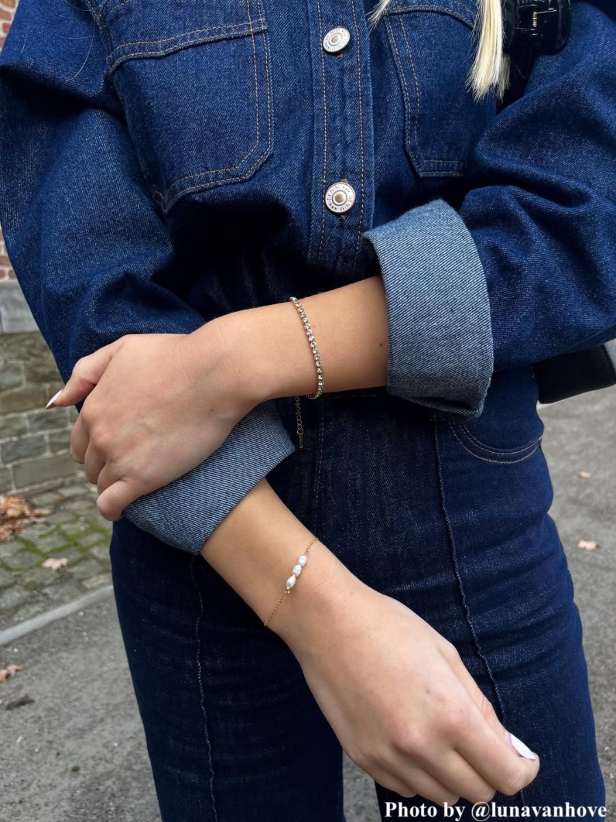 influencer draagt tennis armband denim set
