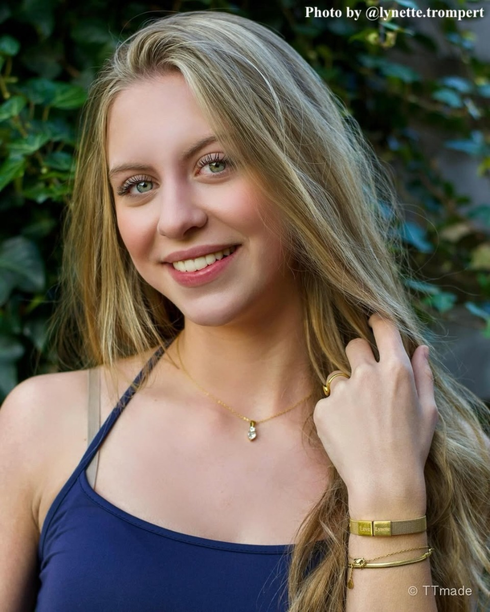 Influencer met goudkleurige DRKS armband