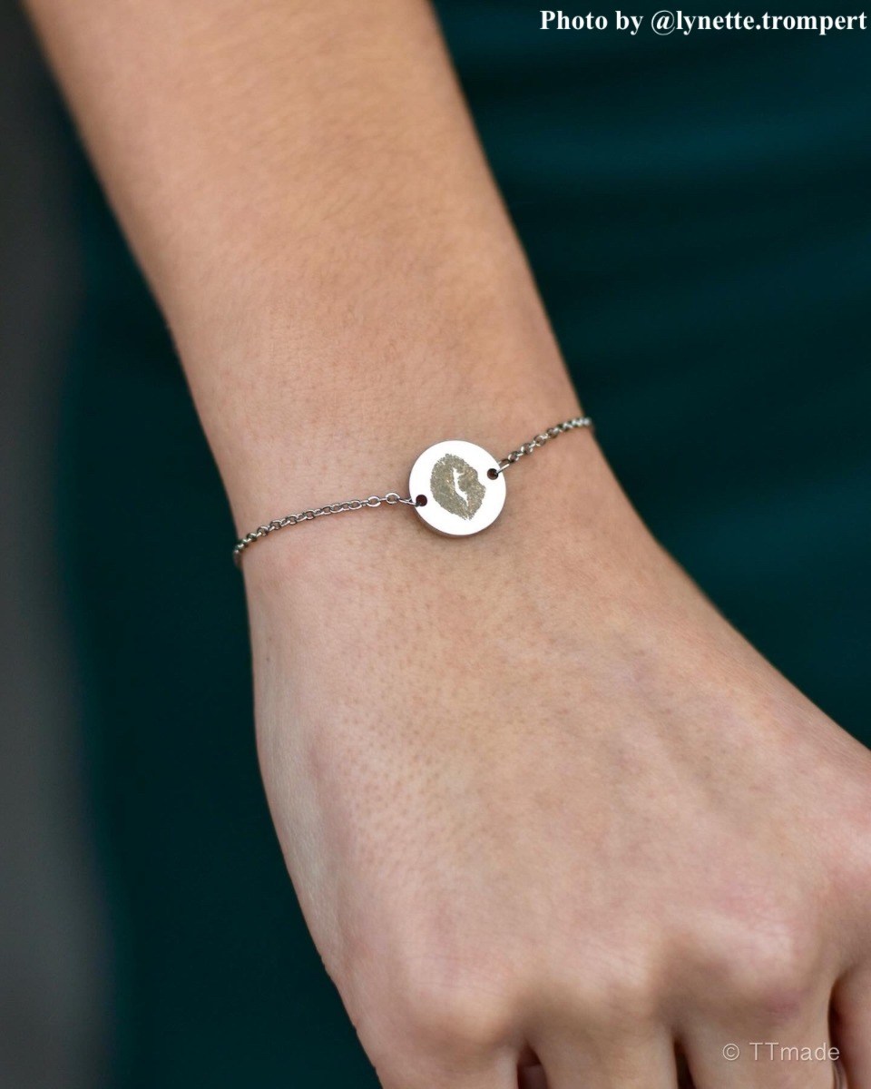 Influencer met Zilveren kus armband.