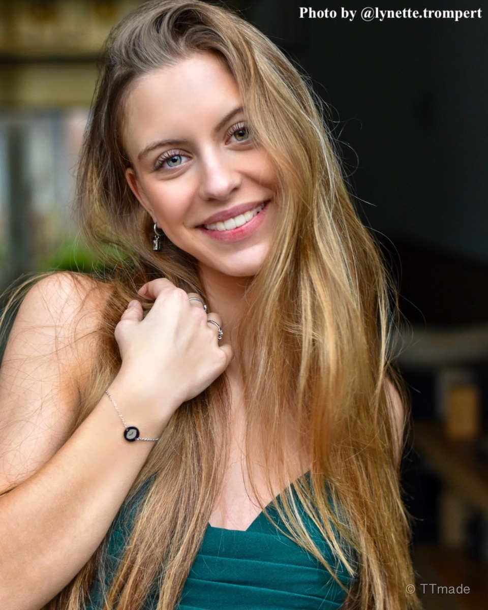 Model draagt zilveren kus armband.