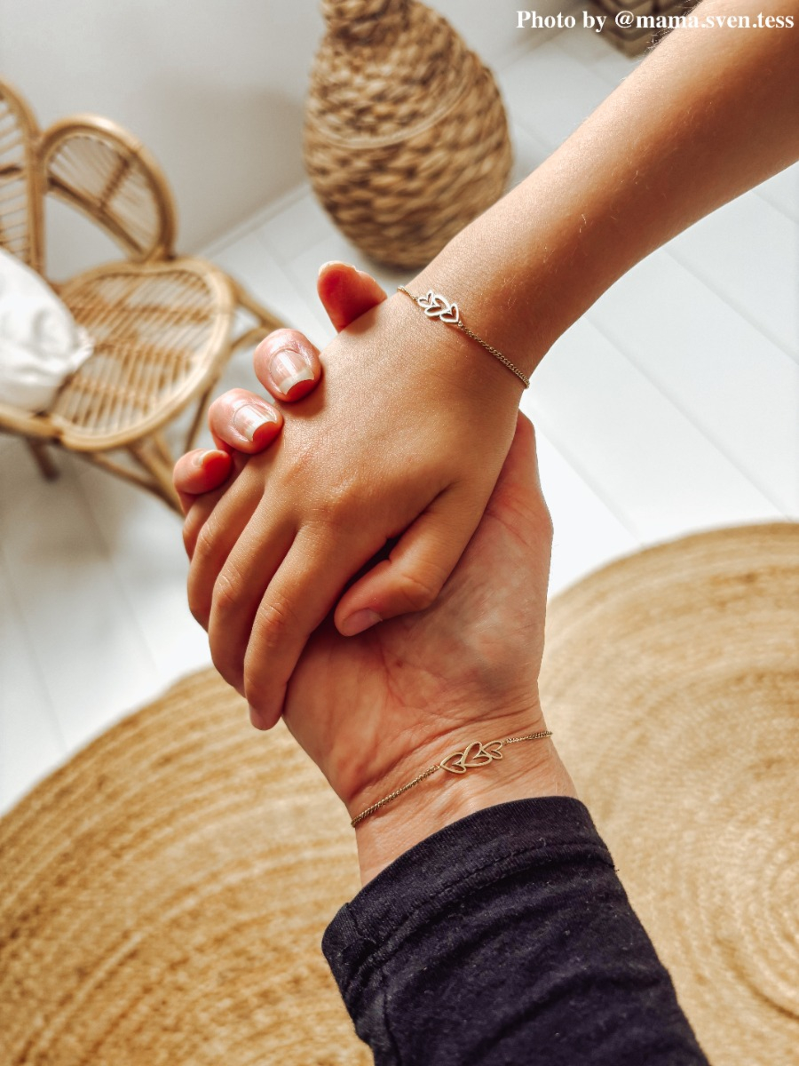 Influencer moeder/dochter met matchende armbandjes 