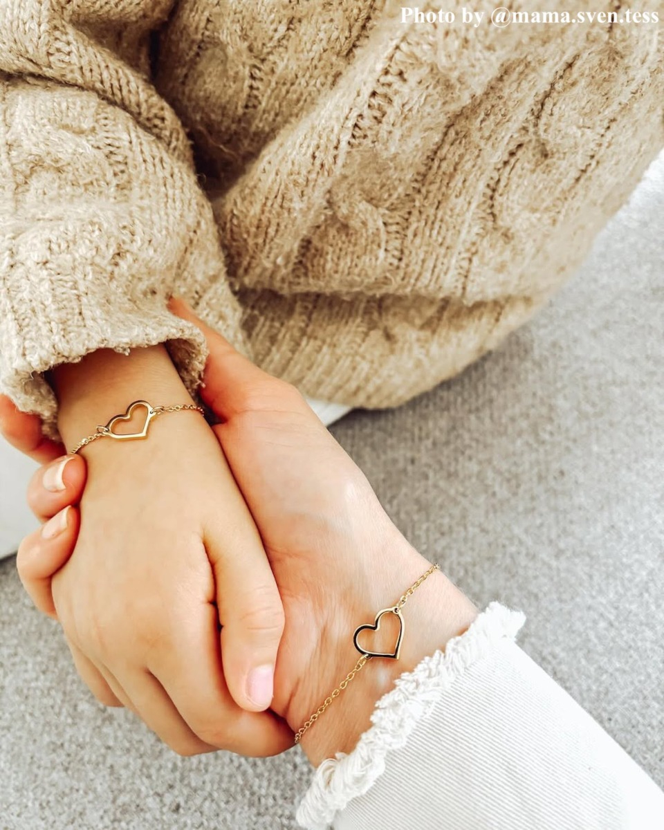 influencer met moeder dochter armbandjes