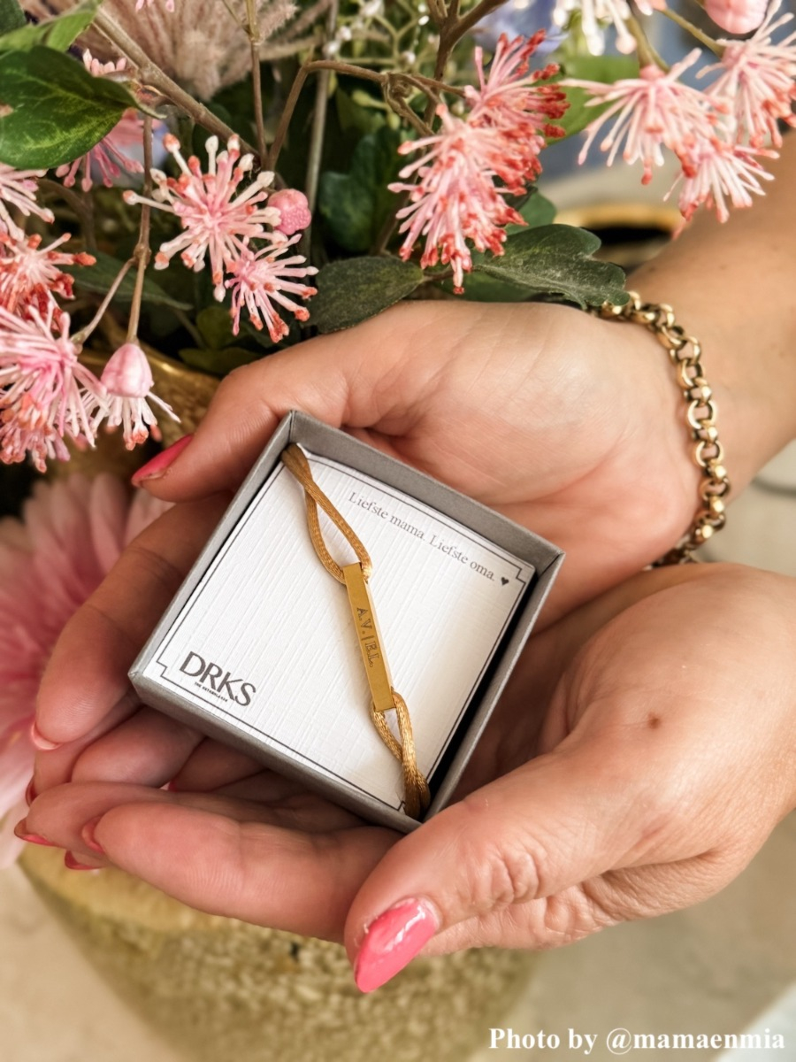 Gouden bar armband met initialen.