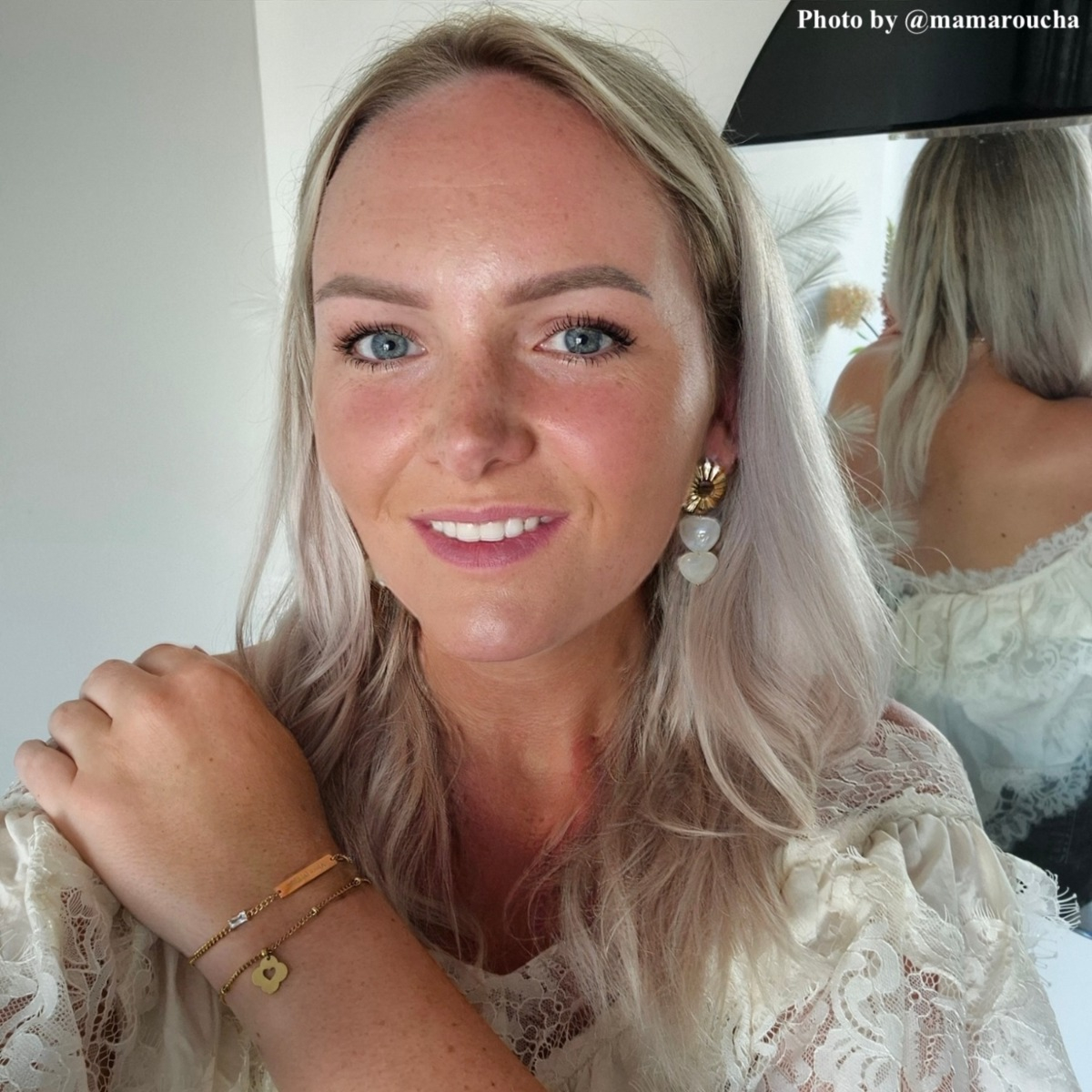 Gouden oorbellen bij influencer