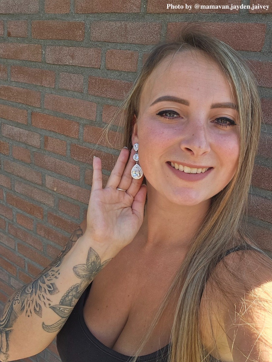 Influencer met bruidsoorbellen