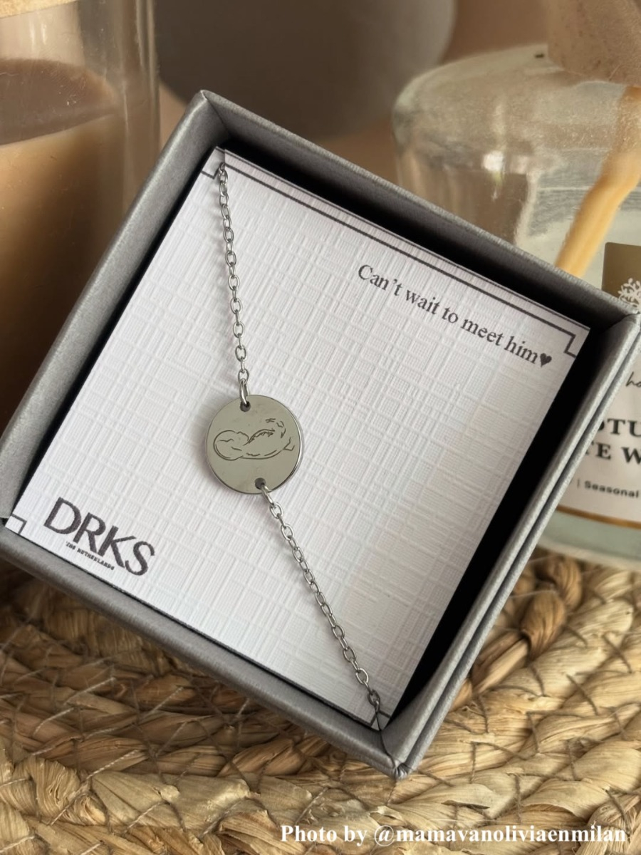 Influencer met een zilverkleurige armband