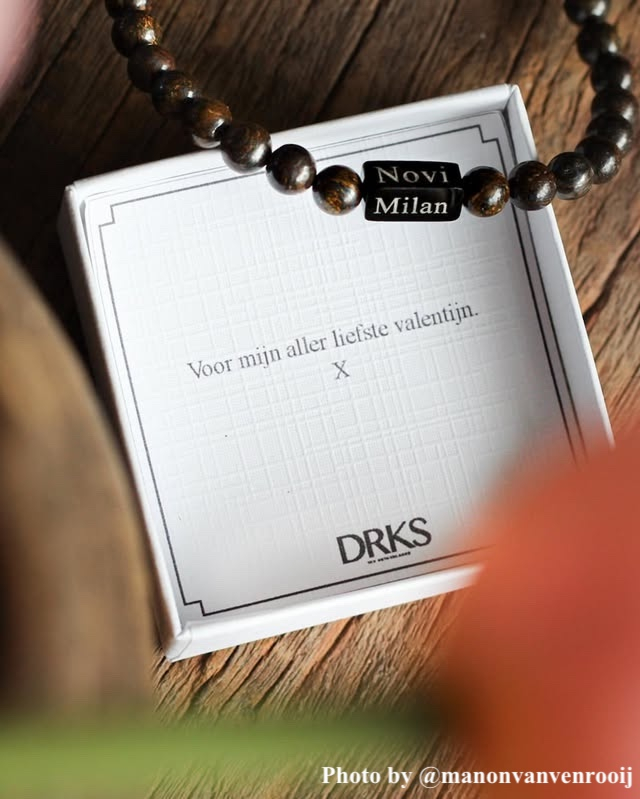 Influencer met de heren kralen armband.