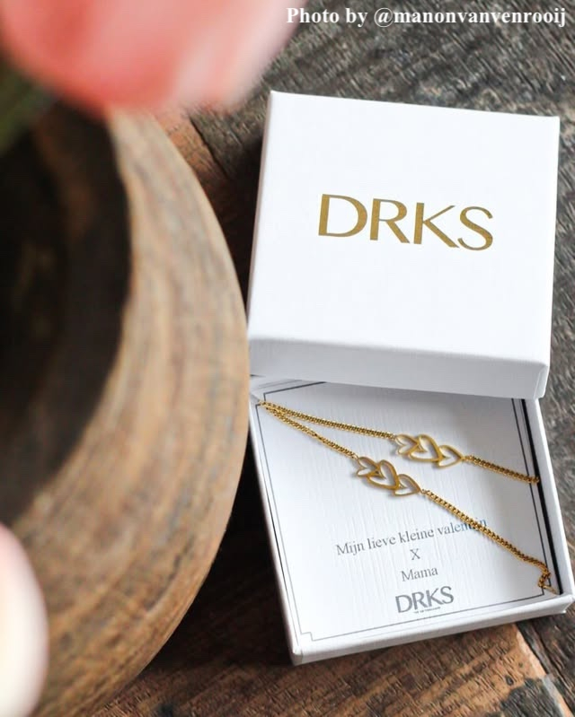 Influencer met de gouden moeder dochter armband.