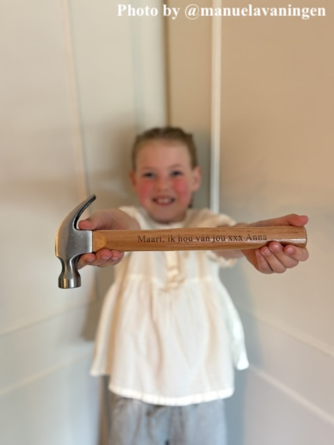 Influencer geeft hamer cadeau voor Vaderdag